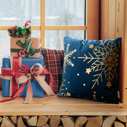 Božićna jastučnica 45x45 cm od baršuna ukrašena printom pahuljica