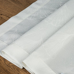 Nadstolnjak 40x200 otporan na mrlje ukrašen jacquard uzorkom lišća ginka i ukrasnim rubom Diana