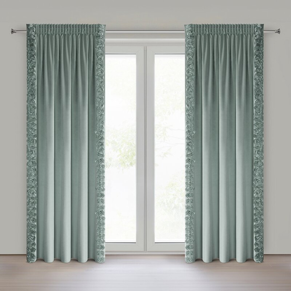 Ekskluzivna baršunasta zavjesa ukrašena 3D aplikacijom ruže 140x270 cm traka - ROSES Eva Minge