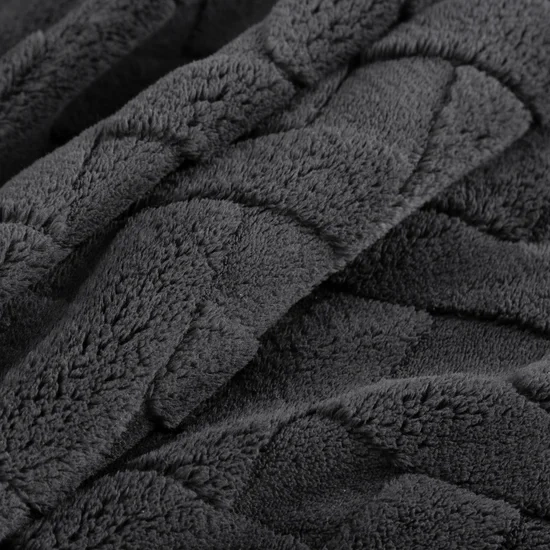 Flano deka 70x160 ukrašena reljefnim uzorkom CARO