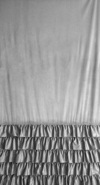 Gotova baršunasta zavjesa s volanima i ukrasnim kamenčićima Carli 140 x 250 cm