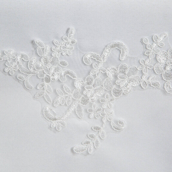 Stolnjak 140x180 s delikatnom čipkom Tulia