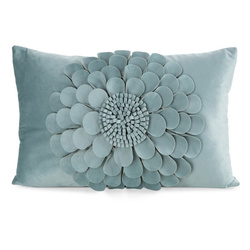 Baršunasta jastučnica dimenzija 30 x 50 cm ukrašena trodimenzionalnim cvjetnim motivom FLORES 2