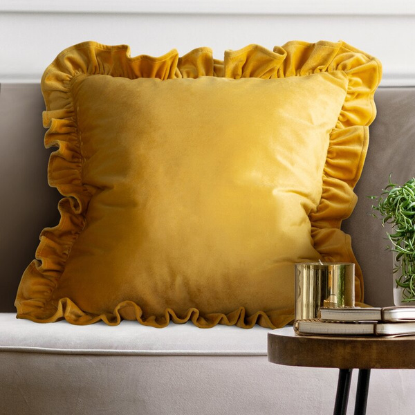 Baršunasta jastučnica 45x45 cm, ukrašena volanima na rubovima Brenda