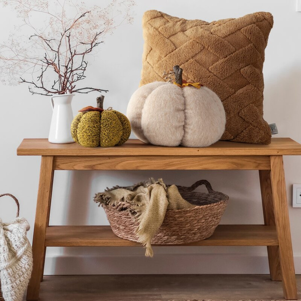 Jastučnica 45x45 cm srebrna od mekog pliša ukrašena reljefnim uzorkom CARO 