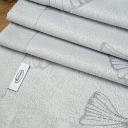 Stolnjak 145x400 otporan na mrlje ukrašen jacquard uzorkom lišća ginka i ukrasnim rubom Diana