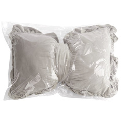 Baršunasti jastuk s punjenjem u obliku mašne 55x35 cm, obrubljen volanima,