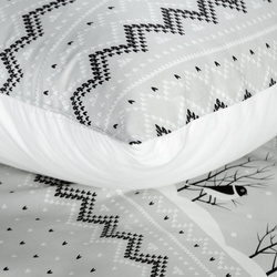 Božićni set posteljine 160x200 cm od pamučnog satena, bijele boje, ukrašen suptilnim printom TASHA