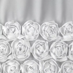Bijela šifonska zavjesa ukrašena 3D aplikacijom ruže, 350x250 cm, s ušicama - ROSES - Eva Minge