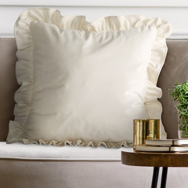 Baršunasta jastučnica 45x45 cm, ukrašena volanima na rubovima Brenda