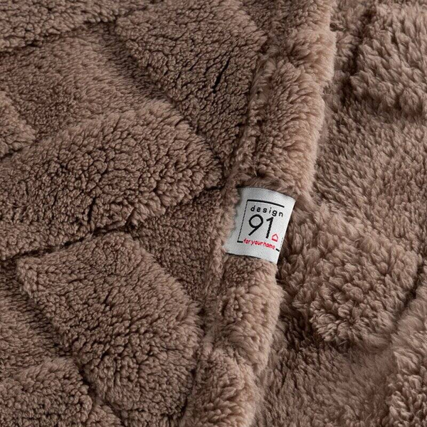 Flano deka 170x210 ukrašena reljefnim uzorkom CARO