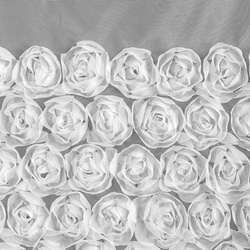 Bijela mrežasta zavjesa ukrašena 3D aplikacijom ruže, 350x250 cm - ROSES3 - Eva Minge
