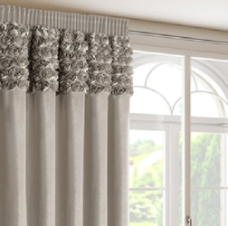 Baršunasta zavjesa ukrašena 3D aplikacijom ruže 140x270 cm- ROSES 13 Eva Minge