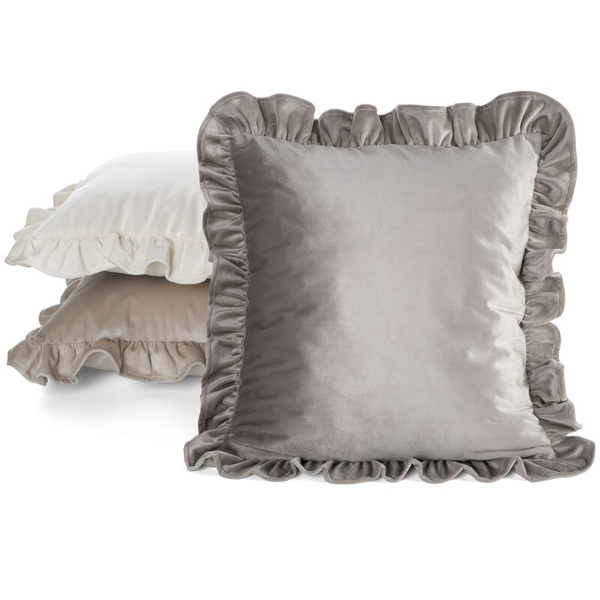 Baršunasta jastučnica 45x45 cm, ukrašena volanima na rubovima Brenda