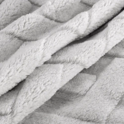 Flano deka 220x200 ukrašena reljefnim uzorkom CARO