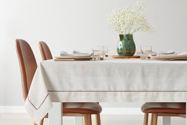 Prirodni stolnjak s ukrasnim volanima i smeđim rubom 145x300 s dodatkom lana Natura 09