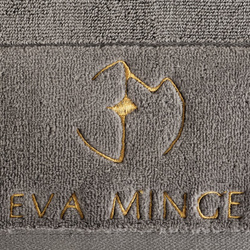 EVA MINGE GAJA ručnik 30x50 od pamučnog frotira s baršunastim rubom i vezom s logom kolekcije, 550 g/m2