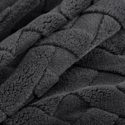 Jastučnica 45x45 cm srebrna od mekog pliša ukrašena reljefnim uzorkom CARO 