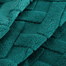 Flano deka 220x200 ukrašena reljefnim uzorkom CARO