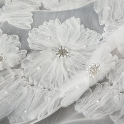 Bijela mrežasta zavjesa ukrašena cvijećem i malim 3D perlicama,, 140x250 cm, rupice - JASMIN 2 Eva Minge