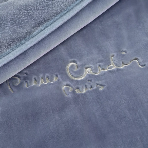 Debela deka CLARA 220x240 s izvezenim logotipom PIERRE CARDIN 700 GSM